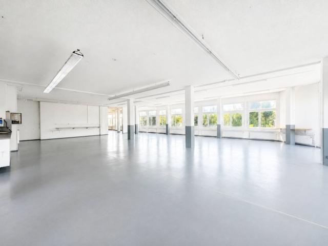 EINSTÖCKIGES GEBÄUDE – GEWERBE UND INDUSTRIEGEBIET