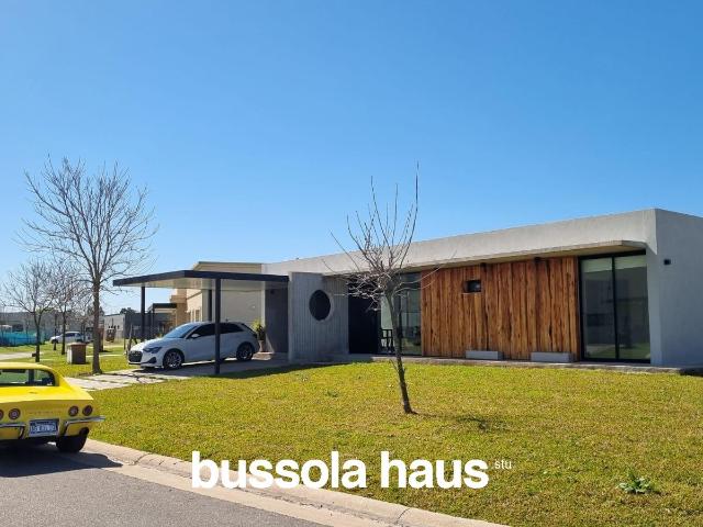 Bussola Haus