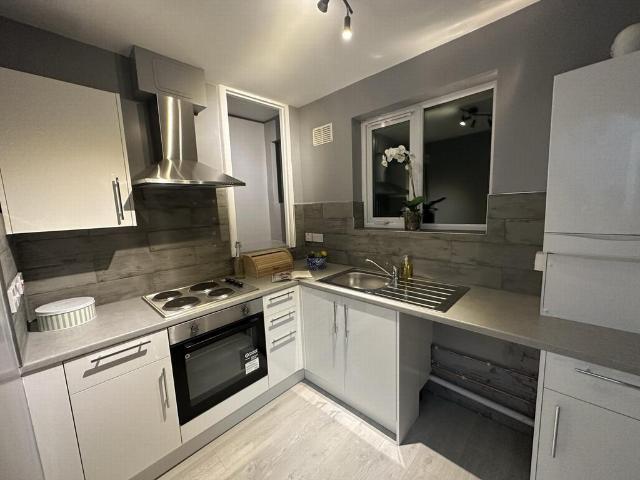 Butterfields, Whipps Cross, E17 2 bed flat to rent £2,150 pcm £496 pw