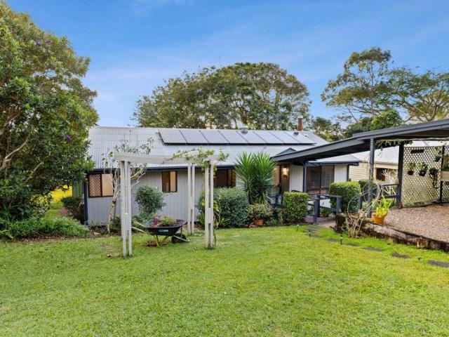 Butterfly Cottage Storybook Charm, Verdant Views & Town Convenience