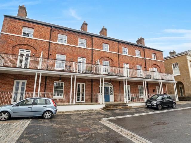 Buttermarket, Dorchester DT1 2 bed flat to rent £1,200 pcm £277 pw