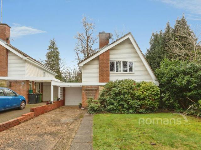 Buttermere Drive, Camberley, Surrey. 3 bed detached house to rent £2,100 pcm £485 pw