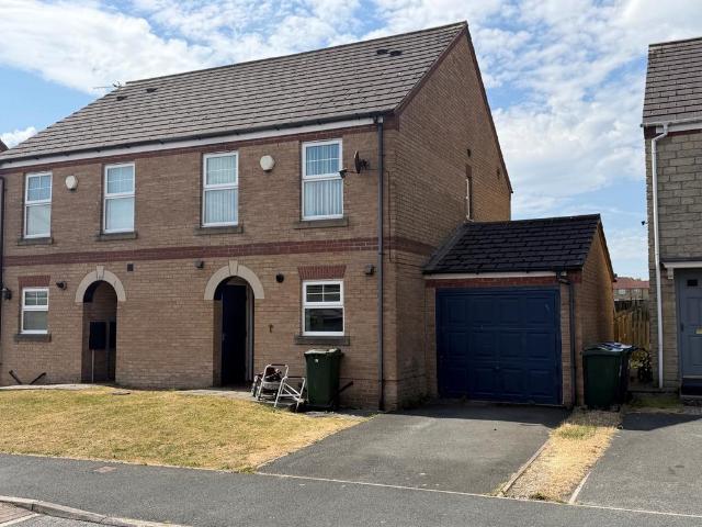 Buttershaw, BRADFORD BD6 3 bed semi detached house to rent £1,000 pcm £231 pw