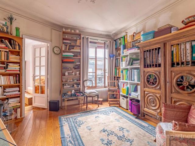 BUTTES CHAUMONT Rue Meynadier Viager occupé Dame 82 ans