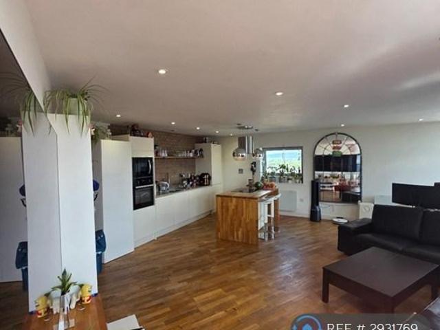 Bute Terrace, Cardiff, CF10 3 bed flat to rent £2,150 pcm £496 pw