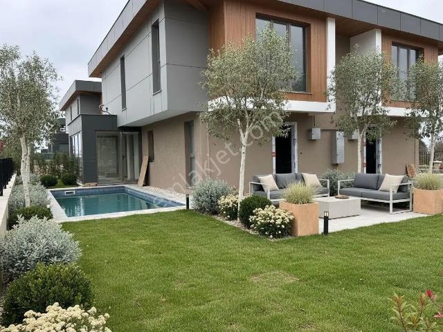 Şile'de Müstakil Bahçeli Ve Müstakil Havuzlu Satılık Villa