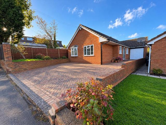 Butlers Lane, Four Oaks, Sutton. 3 bed bungalow to rent £1,995 pcm £460 pw