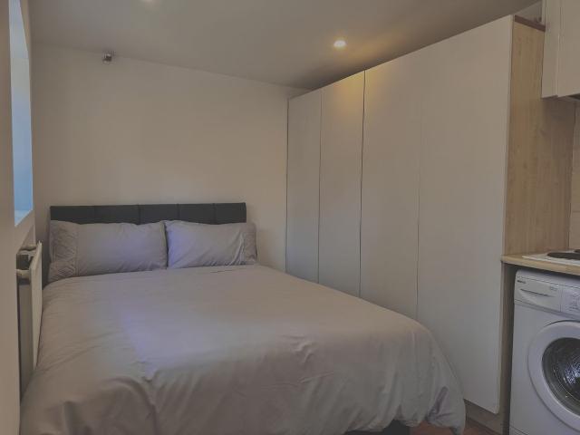 Buxton Lane, Caterham CR3, Studio to rent, £980 pcm | PrimeLocation