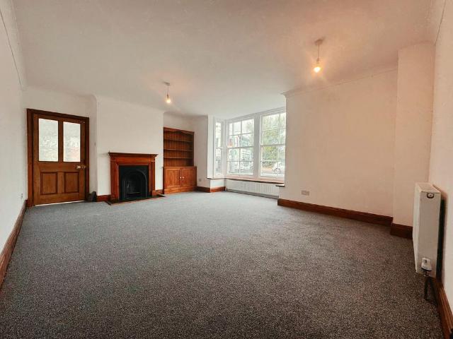 Buxton Road, Weymouth DT4 2 bed apartment to rent £1,200 pcm £277 pw