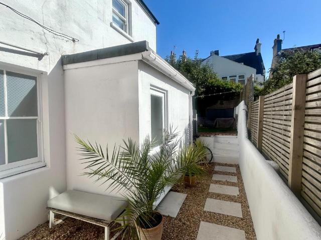 Buxton Road, Brighton Studio to rent £950 pcm £219 pw