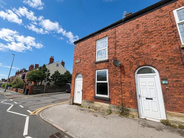 Buxton Road, Macclesfield SK11, 2 bed terraced house to rent, £1,100 pcm | PrimeLocation