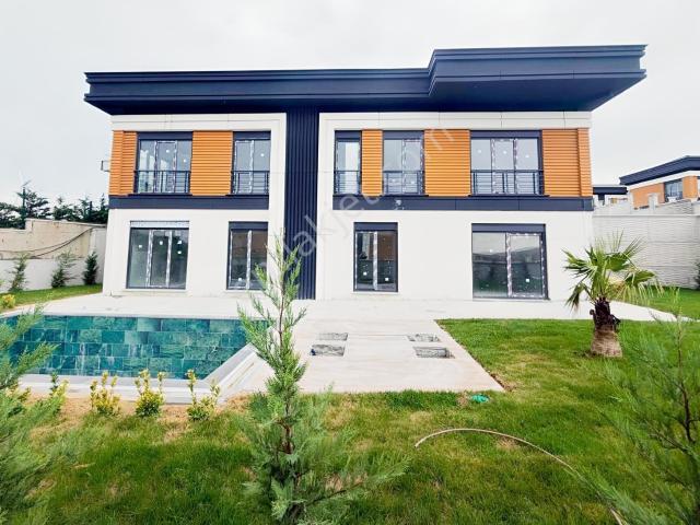Büyükçekmece 600 M² Arsa İçerisinde Müstakil Havuzlu 4+1 Villa