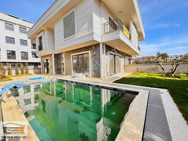 Büyükçekmece Celaliye`de 4+2 Site İçerisinde Sıfır Satılık Villa