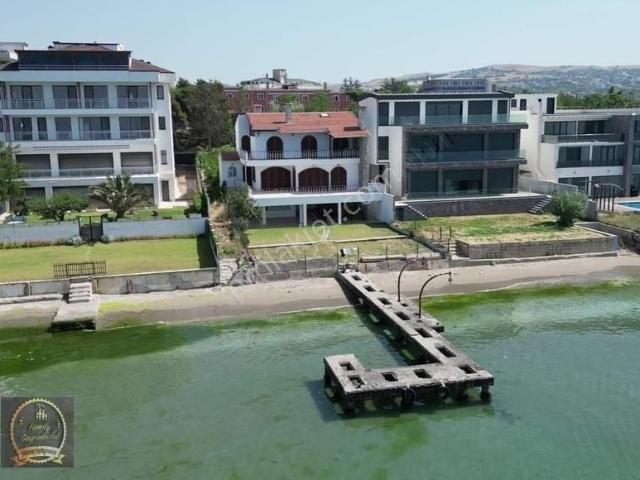 Büyükçekmece Celaliye'de Denize Sıfır Satılık Yalı 'kaçırmayın'
