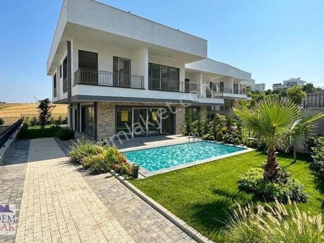 Büyükçekmece Güzelce 4+2 Kiralık Müstakil Havuzlu Villa