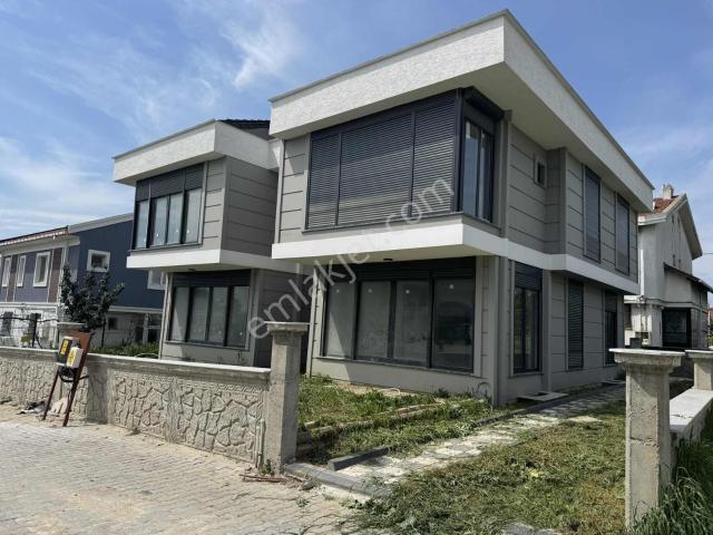 Büyükçekmece Güzelce Müstakil Bahçeli Lüks 6+1 Satılık Villa