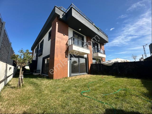 Büyükçekmece Güzelce'de Deniz Manzaralı 8+1 Satılık Villa