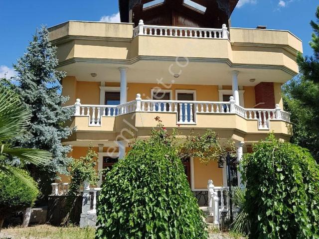 Büyükçekmece De E5 Kenarında Müstakil Deniz Manzaralı.villa 800 M2 Arsa İçerisinde