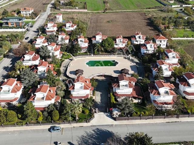 Büyükçekmece Kamiloba Aymakent Sitesinde Satılık 6+1 Villa
