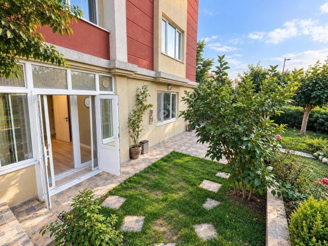 Büyükçekmece Havuzlu Sitede Tadilatlı Özel Bahçeli Kiralık 2+1