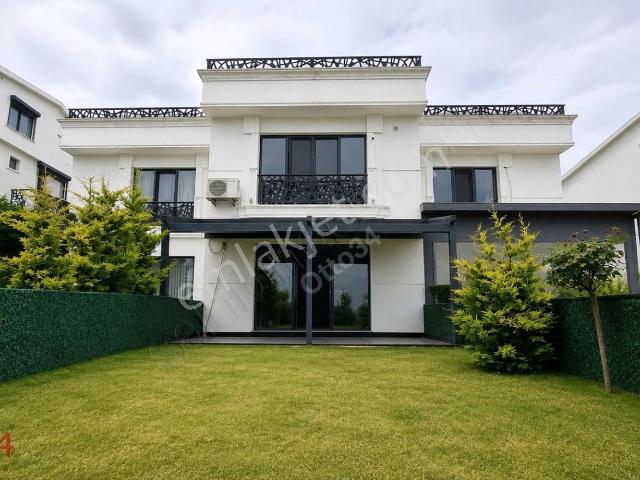 Büyükçekmece Prestijli Kiralık Villa Aileye Uygun Bahçeli 4+2