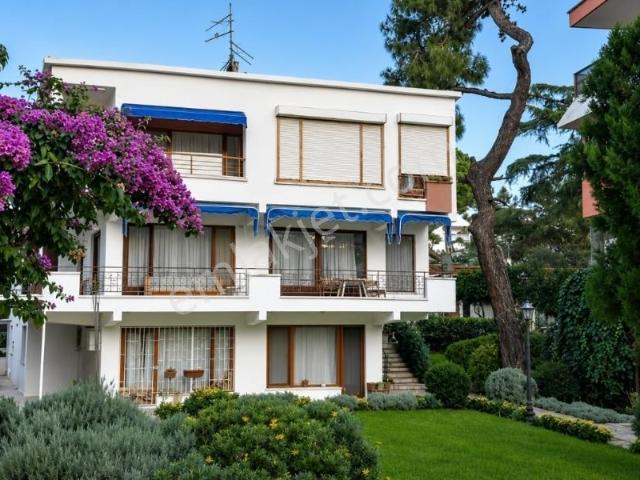 Büyükada'da Bahçeli 2+1 Geniş Bahçe Katı Satılık Daire