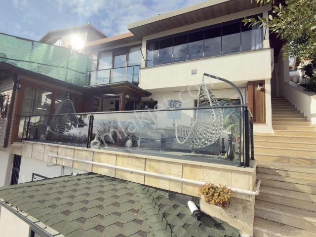 Büyükdere Sırtta Muhteşem Boğaz Manzaralı Dekorasyonlu Villa