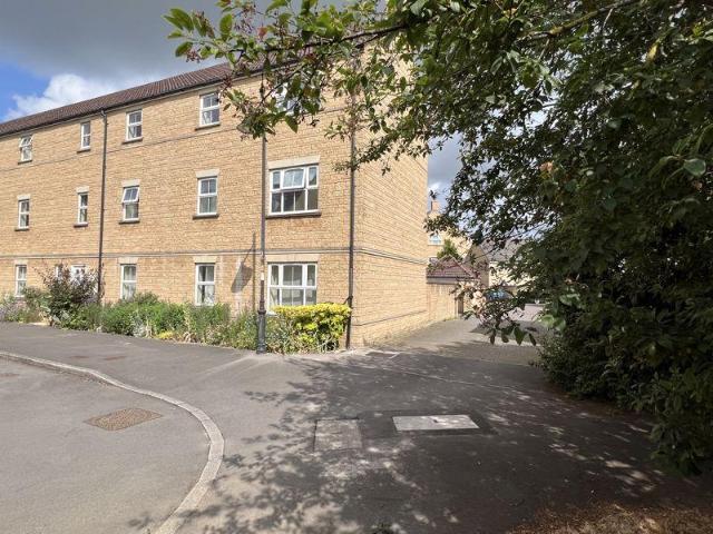 Buzzard Road, Calne SN11 2 bed flat to rent £900 pcm £208 pw