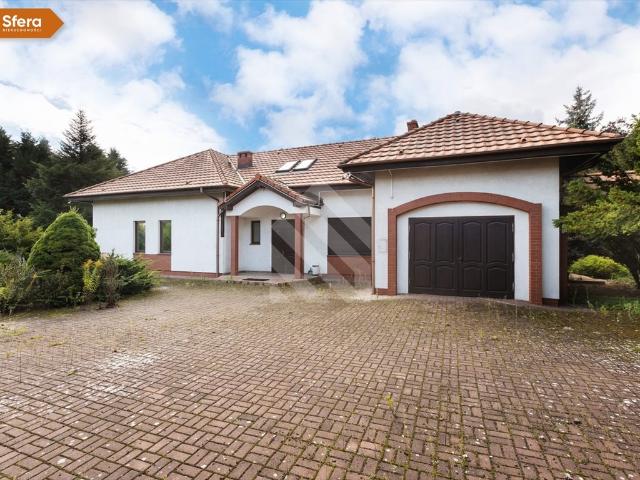 Na sprzedaż przestronny dom 332 m² z basenem i garażem w Osowej Górze