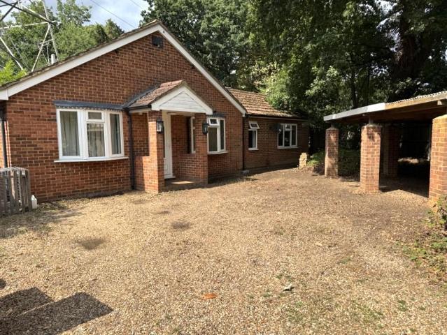Byfleet Road, New Haw KT15 3 bed detached bungalow to rent £2,000 pcm £462 pw