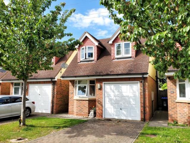 Byfleet, Surrey, KT14 3 bed detached house to rent £2,100 pcm £485 pw