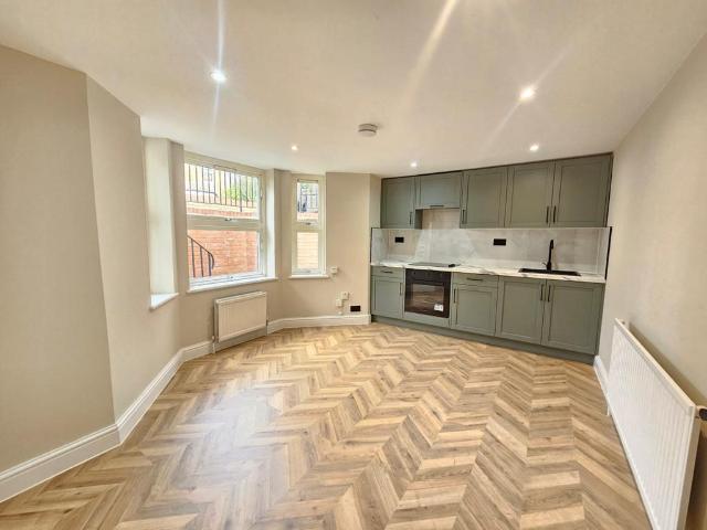 Byrne Road, London SW12 2 bed maisonette to rent £2,350 pcm £542 pw