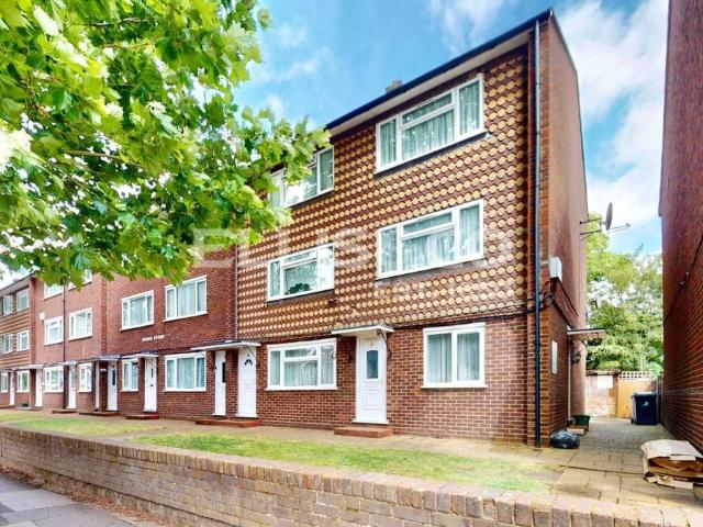 Byron Court, Boston Road, London W7, 2 bed flat to rent, £1,900 pcm | PrimeLocation