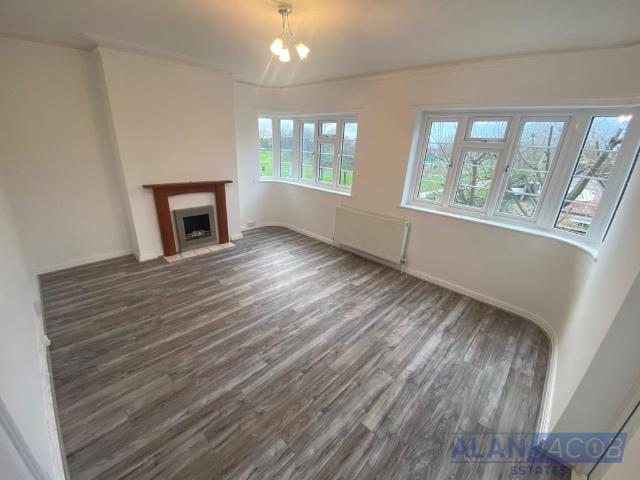 Byron Mansions, Upminster RM14 3 bed flat to rent £1,750 pcm £404 pw