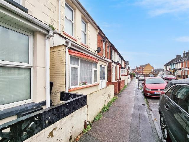 Byron Road, Gillingham ME7, 3 bed property to rent, £1,450 pcm | PrimeLocation