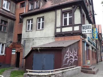 Przestronne 2 pokojowe mieszkanie z piwnicą i zabytkowym budynkiem