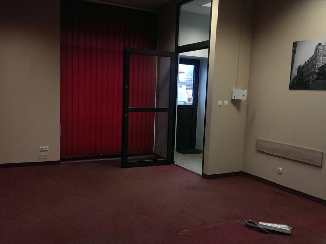 Lokal usługowy 40,3 m2 z dużymi oknami i widocznością