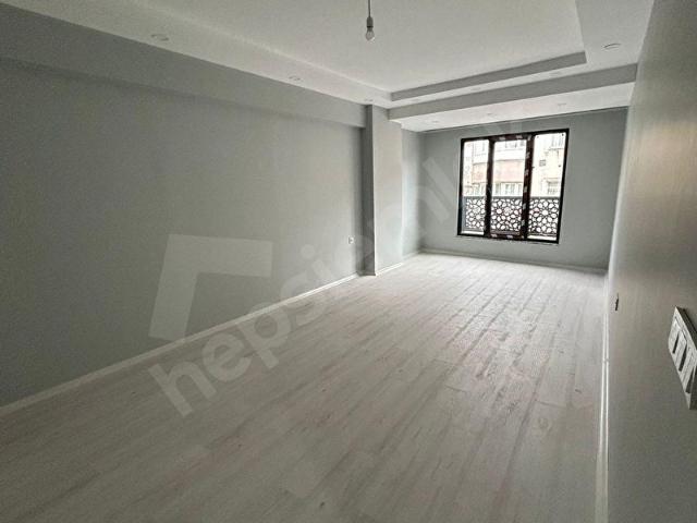 ByTOPRAK'TAN Çırpıcı'da Cadde Üzerinde Tramvaya Yakın Konumda Pazarın Kurulduğu Bölgede 3+1 110m2.