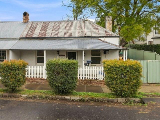 C1840'S LINSLEY'S COTTAGE A RARE PIECE OF WINDSOR HISTORY, BRIMMING WITH TIMELESS CHARACTER, ENDLESS RENOVATION POTENTIAL IN A PRIME CENTRAL POSITION!
