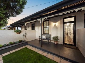 C1880 Cottage on the City's Leafy Fringe