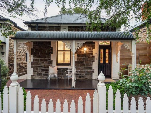 C1890 Bluestone with Leafy Parkside Perks