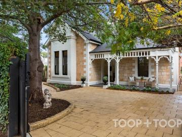 C1900 VILLA WITH SOPHISTICATION, SCALE & STATUS WORTHY OF ITS PRESTIGIOUS ST. PETERS POCKET