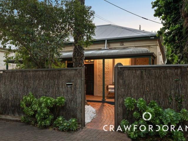 C1910 Cottage Cloaked in St Peters' Cosmopolitan Acclaim