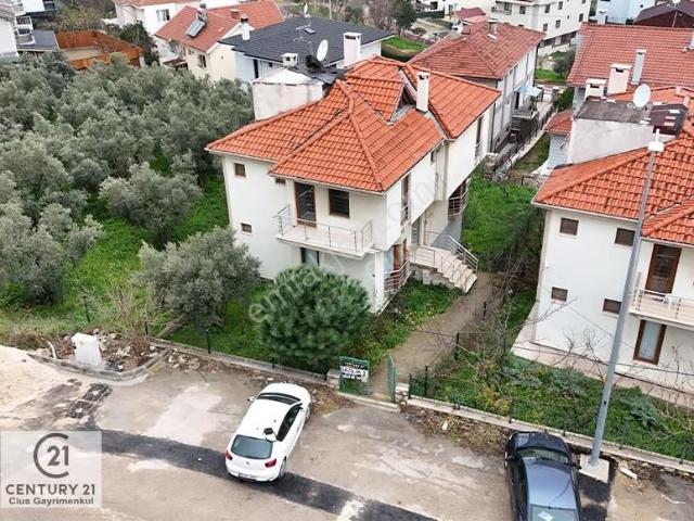 C21 Cius  Umurbey'de 300m2 Bahçeli 5+1 Müstakil Tripleks Villa