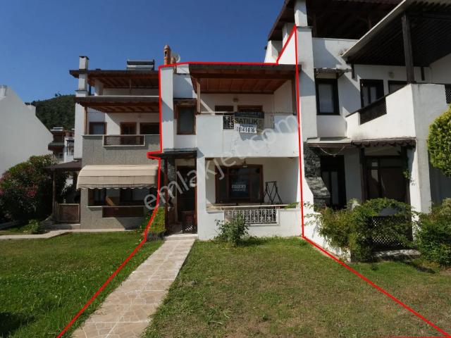 C21 Cius  Armutlu fıstıklı Site İçerisinde Denize Sıfır Villa