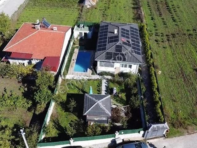 C21 Bal'dan Karesi Kamçılı Köyünde Satılık Havuzlu Müstakil Ev