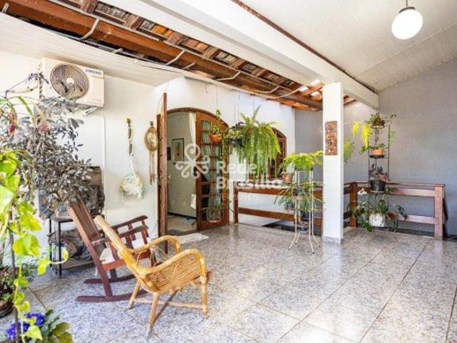 C asa sobrado de 4 quartos sendo 3 suítes Núcleo Bandeirante