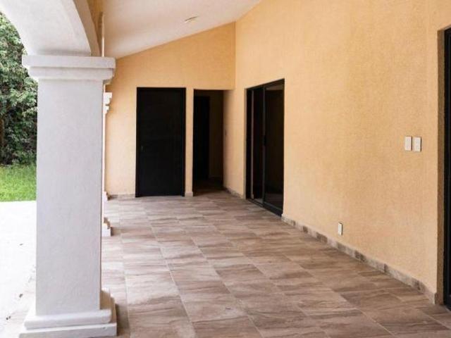 C Casa con 853 m² de terreno y 4 recámaras en venta en Lomas de Cuernavaca