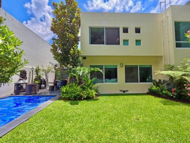 C Casa en venta con jardín y alberca, vigilancia en Junto al Rio
