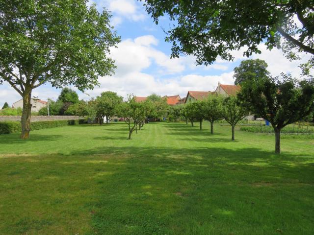 C’est au calme, dans un charmant petit bourg et à l’abri des regards que nous découvrons cette jolie maison de construction traditionnelle très bien entretenue implantée sur un beau jardin de 2964 m²